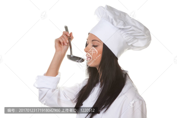 年輕的女人從一個見習(xí)廚師好吃
