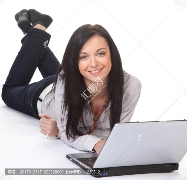 年輕的成功女人與筆記本電腦期待