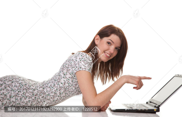 年輕的成功女人與筆記本電腦期待
