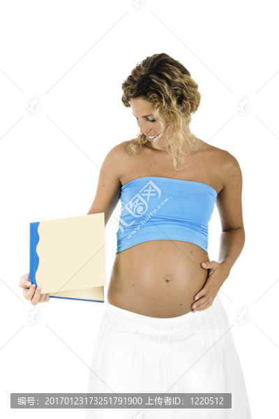 懷孕的女人拿著一本書(shū)