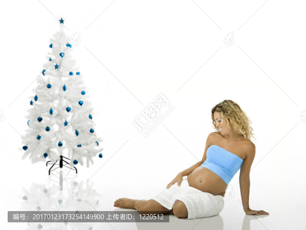 在圣誕樹附近的孕婦