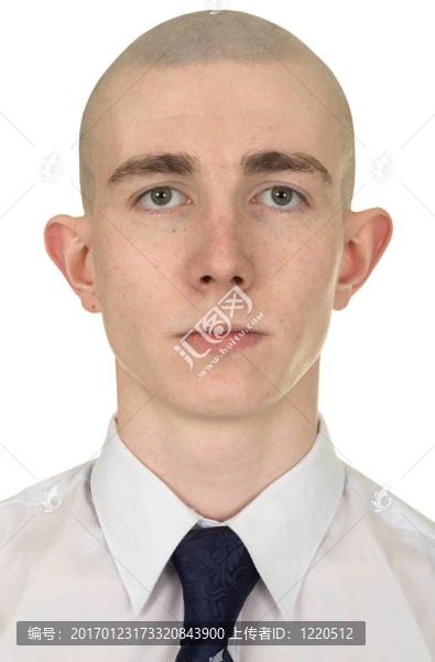 白人背景下的年輕人肖像