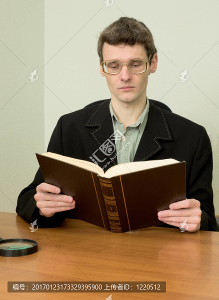 在眼鏡的人讀的書(shū)