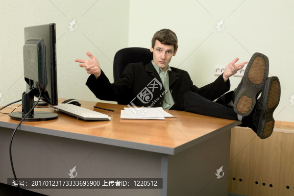 在一個工作場所的黑色西裝的老板