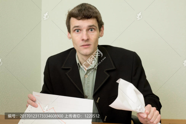 財(cái)務(wù)圖表的辦公室文員