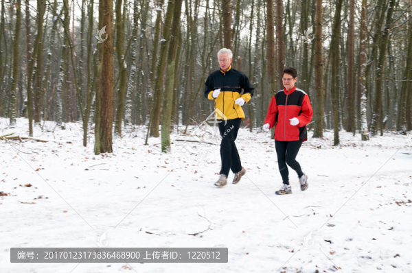 在雪地里奔跑