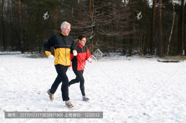 在雪地里奔跑-匯圖網(wǎng) www.fosd68.com 在雪地里奔跑