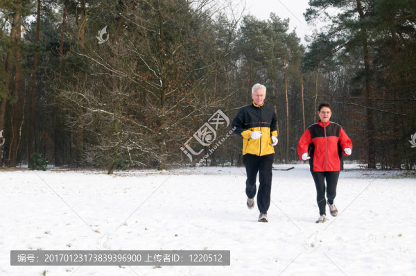 在雪地里奔跑