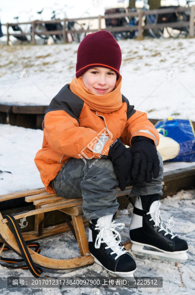 在雪橇上的小男孩