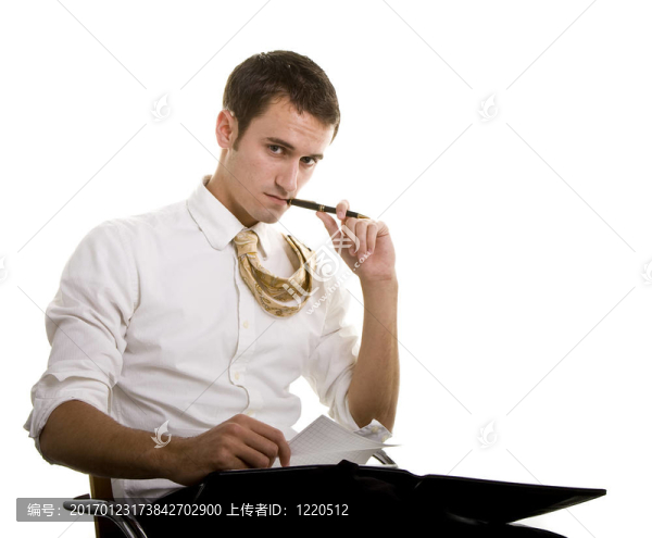 坐在椅子上的人用筆記本筆嘴