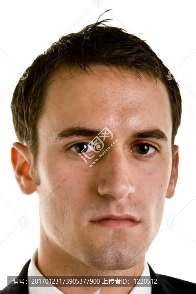 嚴(yán)重的黑眼睛的男子特寫-匯圖網(wǎng) www.fosd68.com 嚴(yán)重的黑眼睛的男子特寫