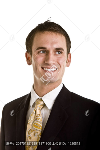 穿著漂亮西裝和緊張笑容的年輕人