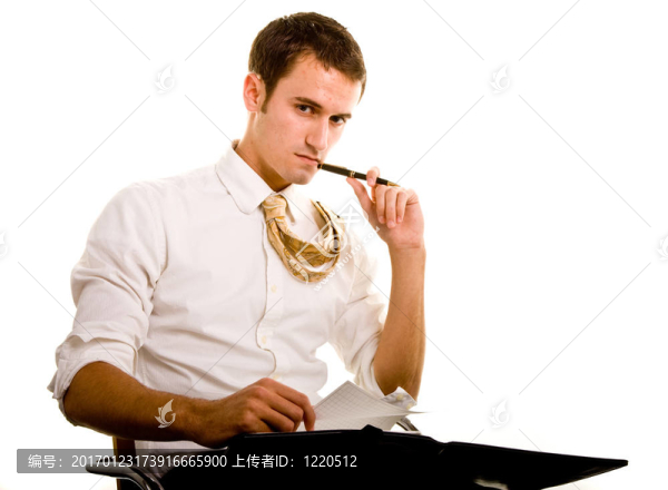 穿粉紅色襯衫和用鋼筆系在嘴上的年輕人
