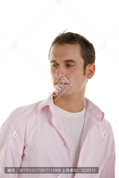 年輕人在粉紅色襯衫眼睛向下和權(quán)利