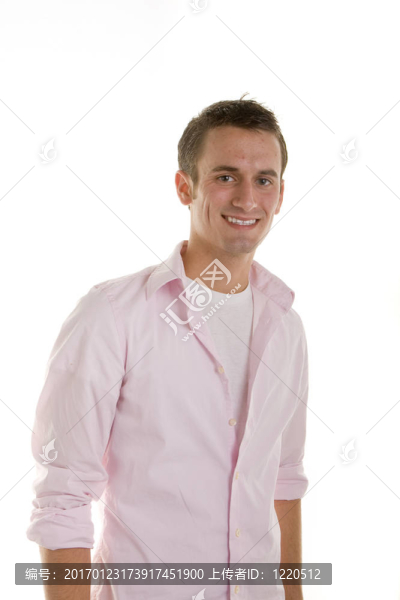 穿著粉紅色襯衫的年輕人眼睛向前微笑
