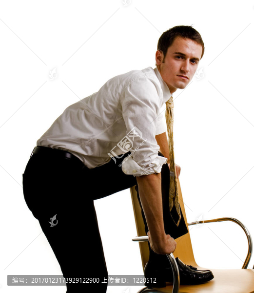 年輕男子與Foot在椅子上-匯圖網(wǎng) www.fosd68.com 年輕男子與Foot在椅子上