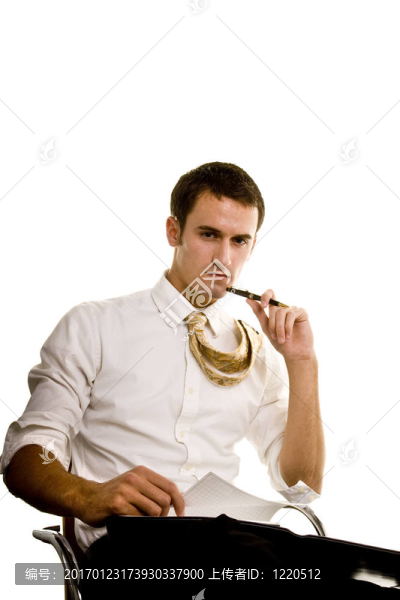 年輕人在筆記本電腦工作看Camera-匯圖網(wǎng) www.fosd68.com 年輕人在筆記本電腦工作看Camera