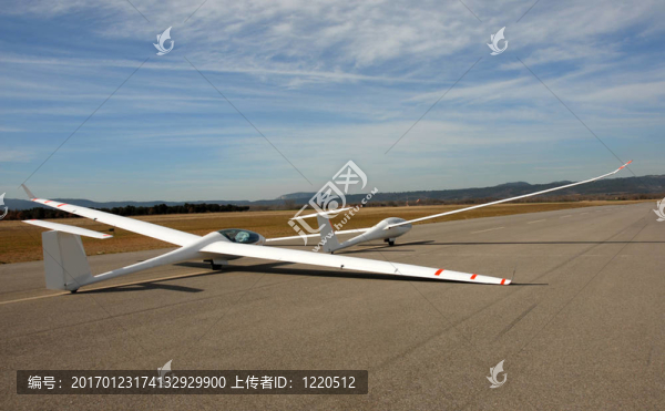 兩架滑翔機