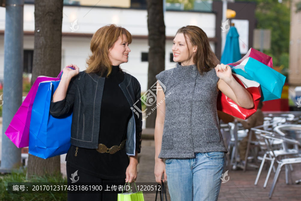 兩個女人購物
