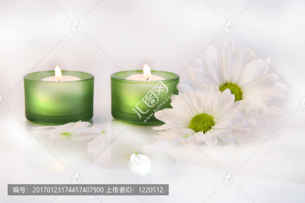 綠色的蠟燭和雛菊