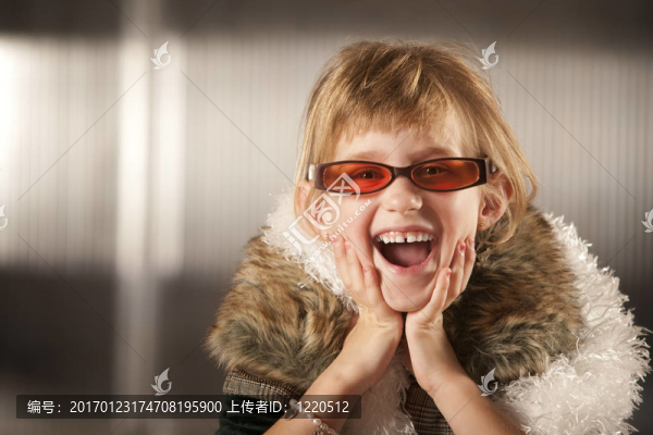 在紅色眼鏡上的可愛的小女孩
