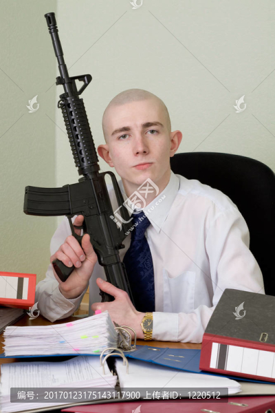 用步槍武裝的會計