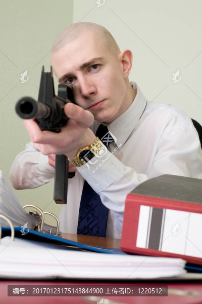 用步槍武裝的會計