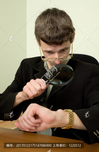 人的角度看通過一個放大鏡