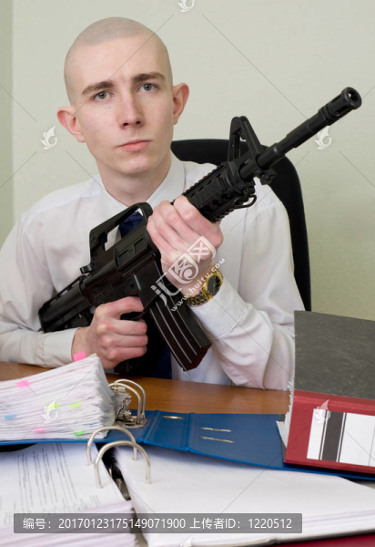 用步槍武裝的會計
