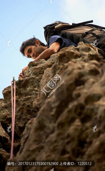 巖石上的登山者