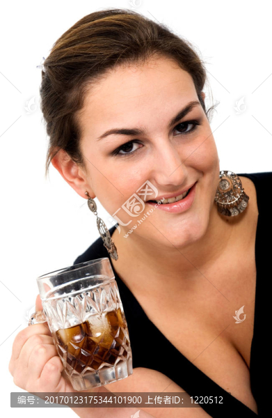 漂亮的女孩喝一杯