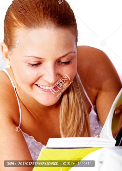 讀一本書的女人