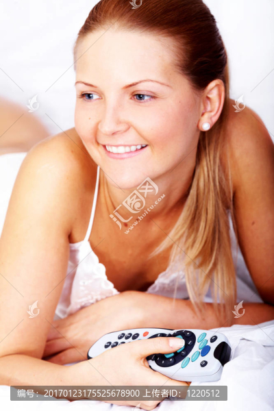 躺在床上看電視的女人