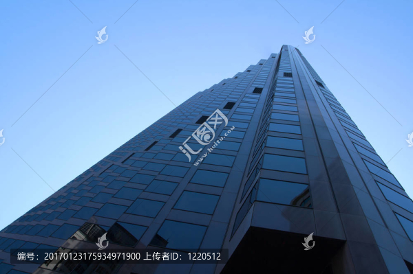 城市摩天大樓對藍天