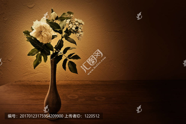 花瓶中的白玫瑰