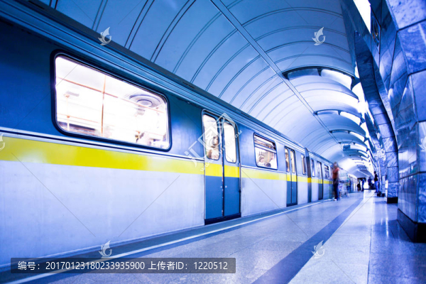 地鐵站臺列車