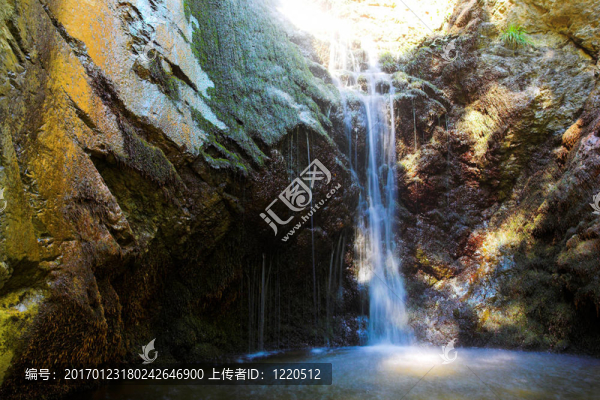 在研究塞浦路斯山瀑布；