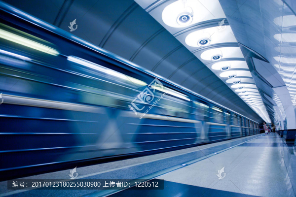 地鐵站臺(tái)列車