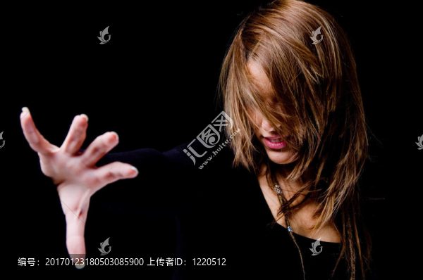 年輕婦女用頭發(fā)遮住臉的肖像