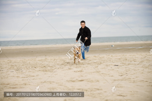 在海灘上跑步
