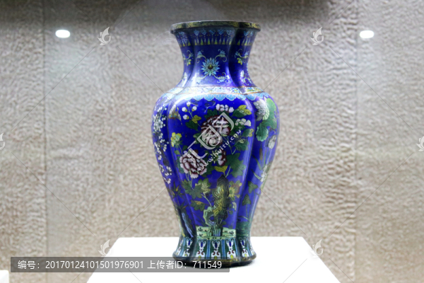 銅胎景泰藍(lán)四季花卉瓶
