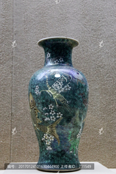 素三彩海浪紋地魚蝦瓶,清朝