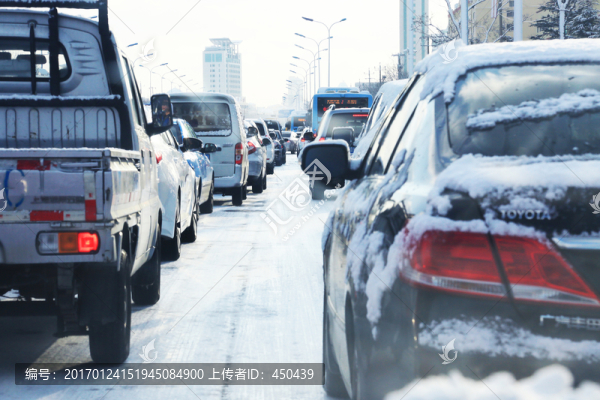 雪天行車