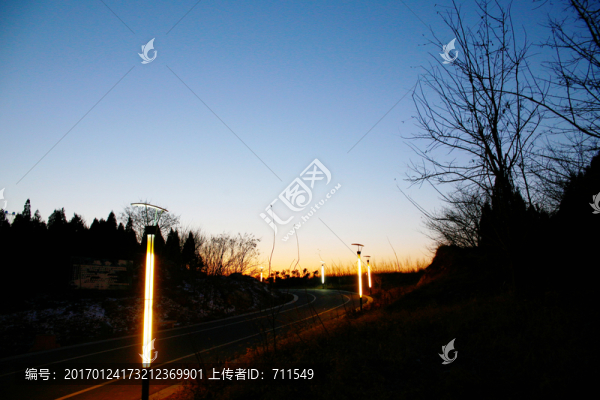 黃昏夜空,路燈