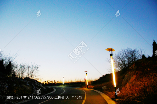 傍晚夜空下的道路