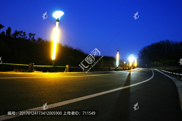 寧靜夜晚景觀道路