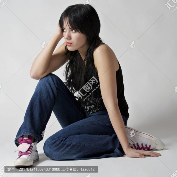 穿牛仔褲的性感女孩