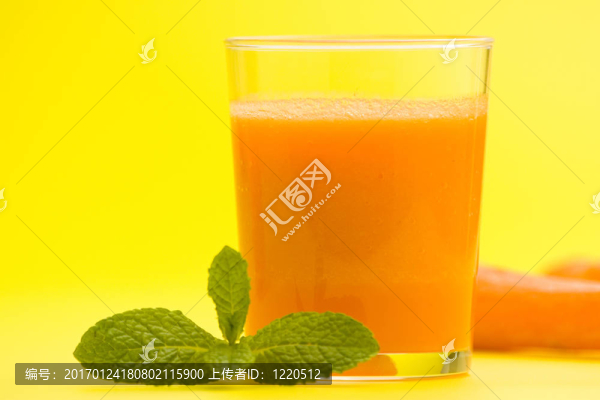 新鮮胡蘿卜汁和薄荷