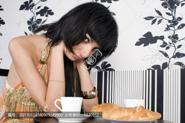 在咖啡館里等著某人