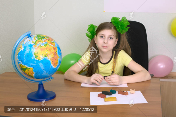 坐在一桌的女孩用橡皮泥